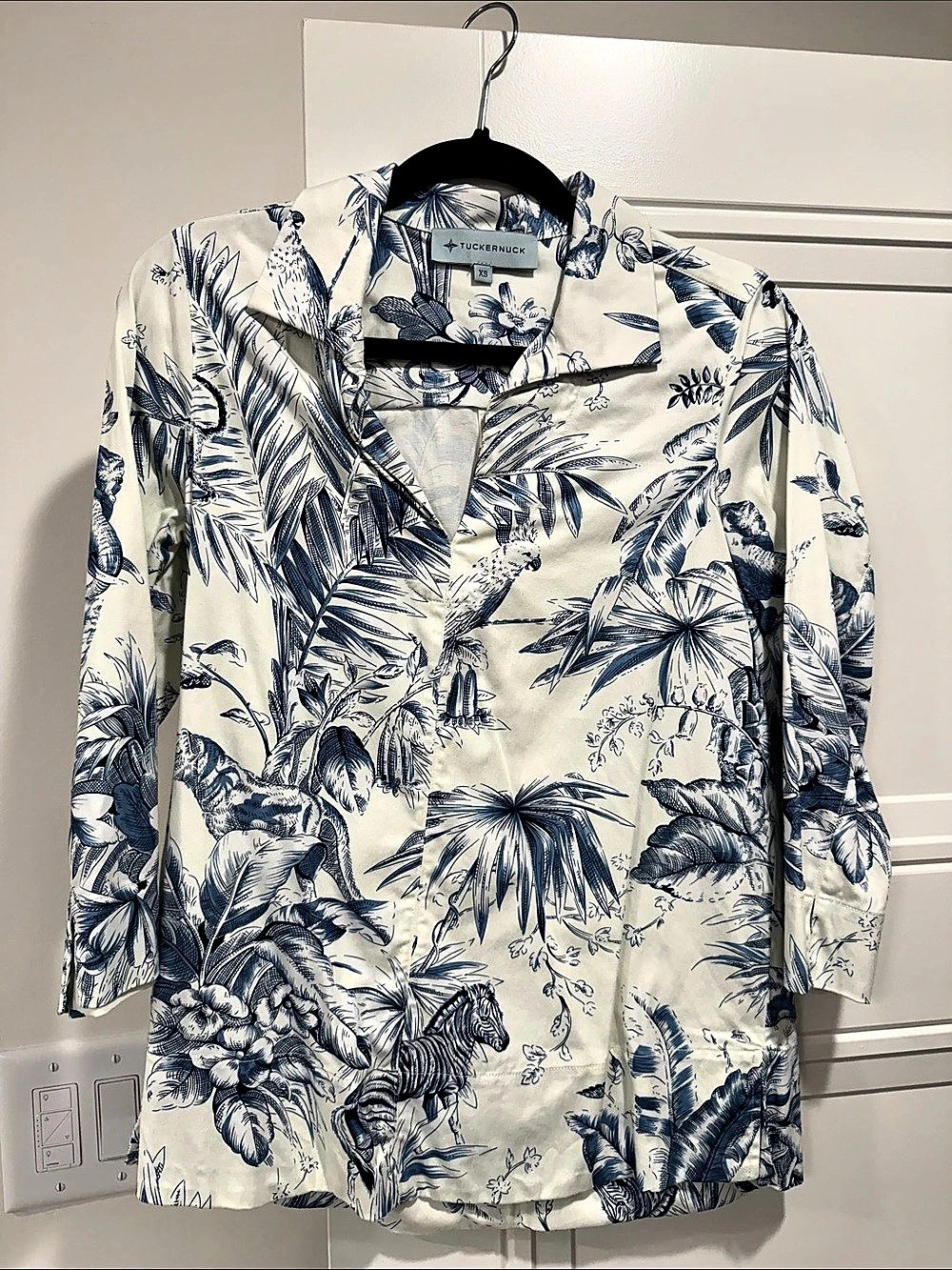 Tuckernuck White & Blue Top XS Like New